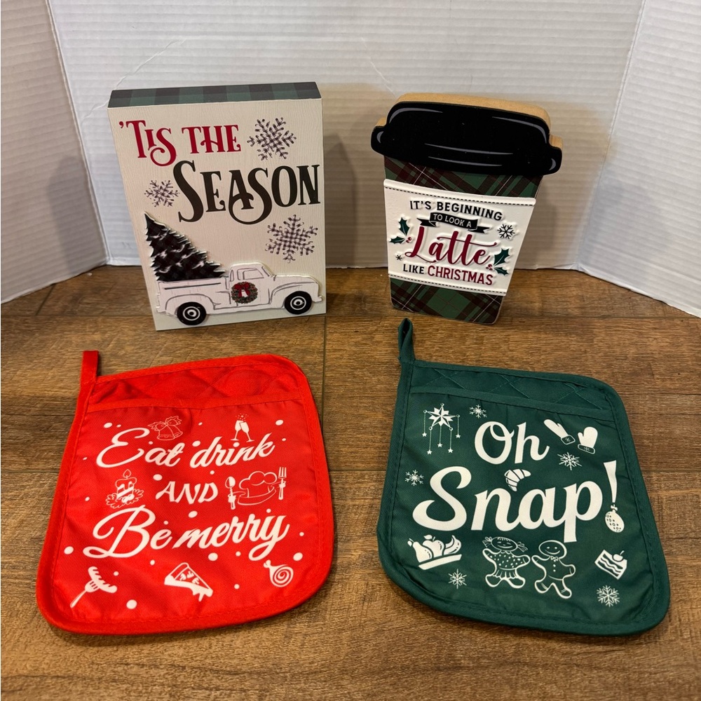 Bundle of Christmas Holiday Signs and Oven Mitts Set